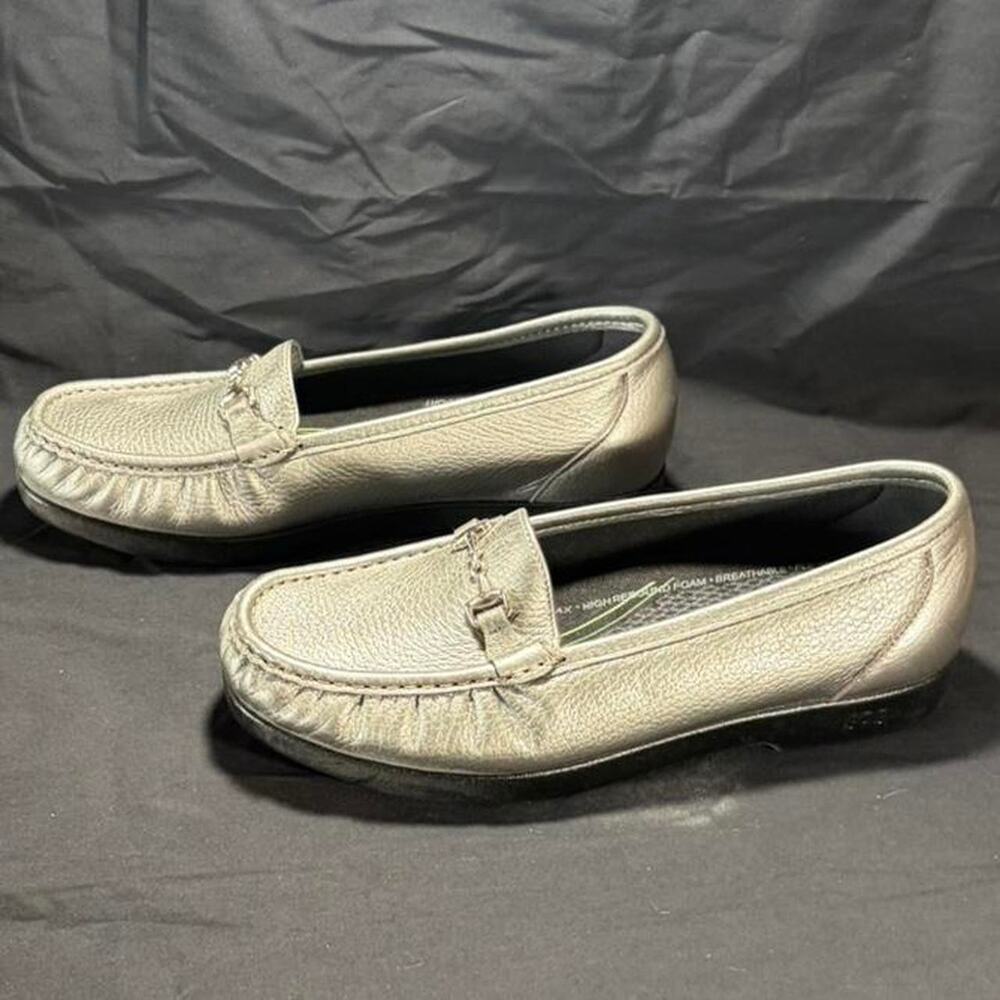 🚨 Like New SAS Women’s Leather Savvy Silver Loafers Shoes Comfort Size: 10 W 👞 - Picture 3 of 8